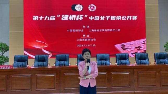 两位人气小鲜肉王俊凯、鹿晗在当天的活动中打头阵，而他们的粉丝更是早早守候在红毯上，举着灯牌和手幅等待与偶像近距离接触。
