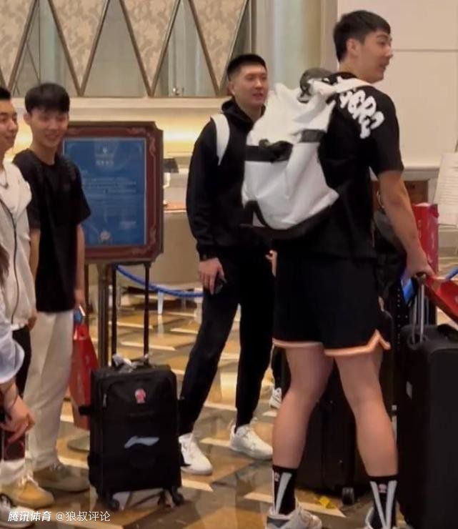 宋祖儿分享军训照比耶嘟嘴逗趣十足 2018-09-05 9月5日，宋祖儿在微博晒出一组照片，并配文称：“鹅鹅鹅去美黑了！