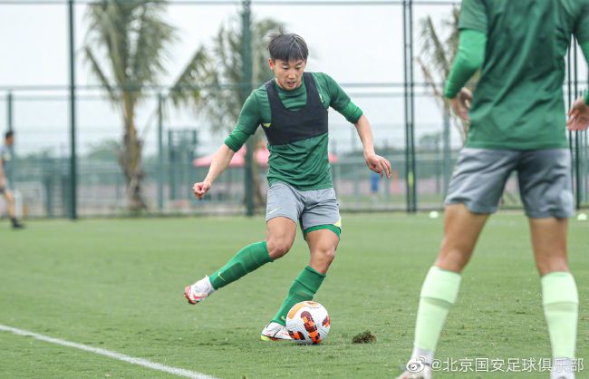 郭道元、国村隼均着西服套装帅气亮相。