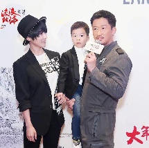 ”日前，美国波士顿的一场酷玩乐队演唱会上，美国一家科技公司的CEO安迪·拜伦与人力资源主管克里斯汀·卡伯特的亲密举动被“亲吻镜头”（Kiss Cam）捕捉，两人发现被投屏后惊慌躲避，主唱克里斯·马丁调侃：“他们要么在出轨，要么太害羞！